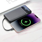 Powerbank 10 000 mAh en ABS recyclé personnalisable avec câble intégré. Gravure laser possible, charge rapide 22,5W, format compact.