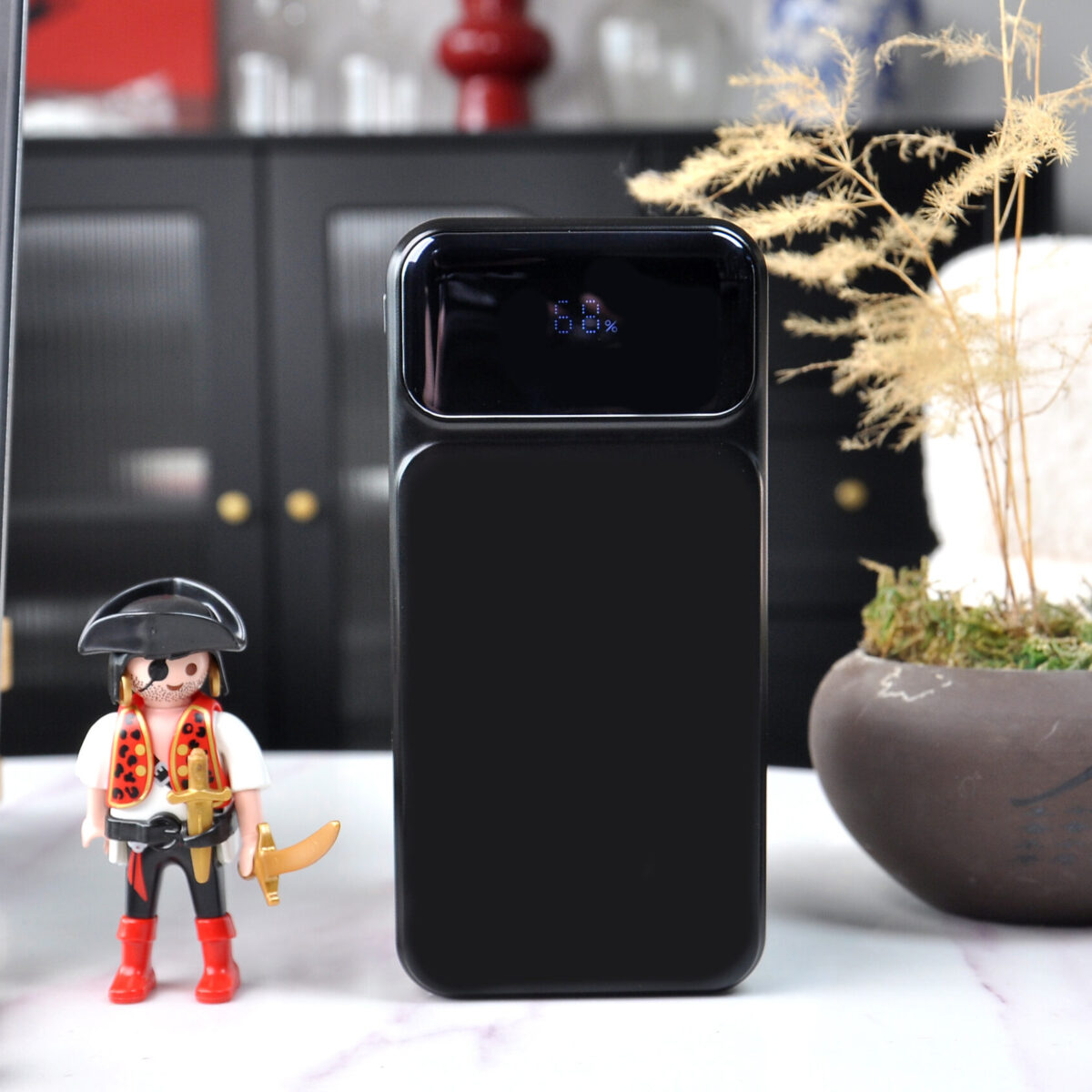 Powerbank 10 000 mAh en ABS recyclé personnalisable avec câble intégré. Gravure laser possible, charge rapide 22,5W, format compact.