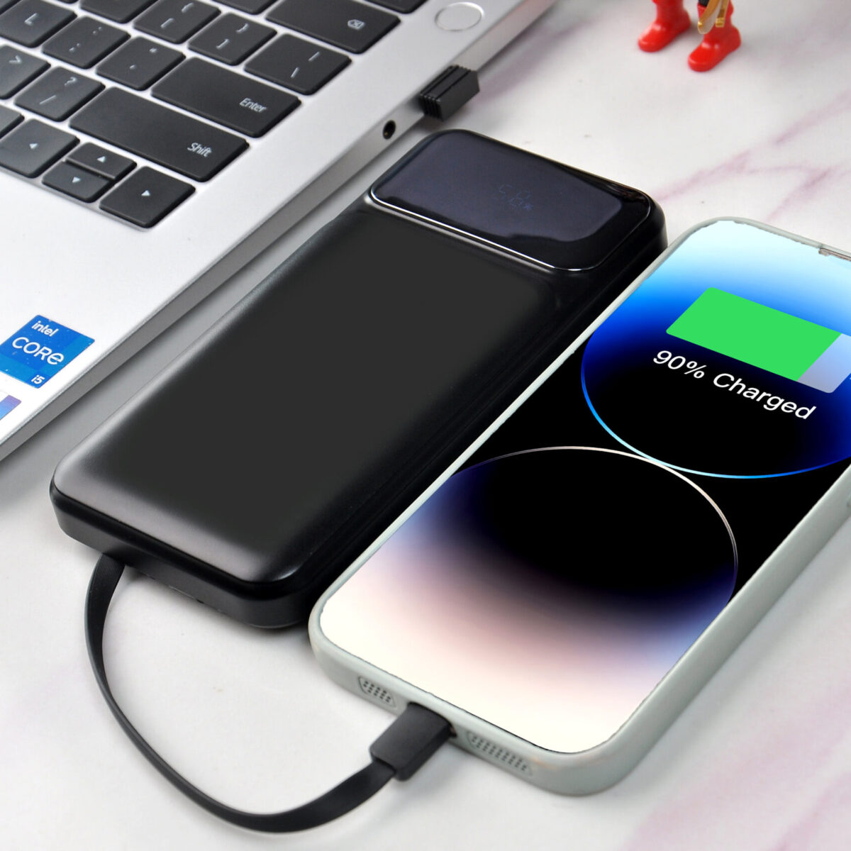 Powerbank 10 000 mAh en ABS recyclé personnalisable avec câble intégré. Gravure laser possible, charge rapide 22,5W, format compact.