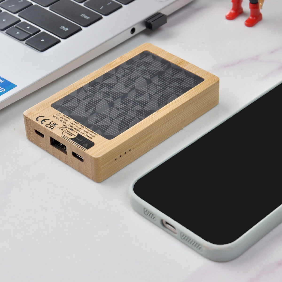 powerbank solaire 5 000 mAh Batterie externe solaire en <strong data-start="1968" data-end="1991">bambou certifié FSC</strong> et chanvre naturel, capacité de 5 000 mAh, panneau solaire 1W, dimensions 103,5 x 63,5 x 16 mm, poids 0,12 kg. Fourni avec câble type C en TPE et manuel dématérialisé. <strong data-start="2160" data-end="2180">Personnalisation</strong> par impression numérique sur une zone de 103,5 x 63,5 x 16 mm. Conditionnement en boîte papier FSC mix.