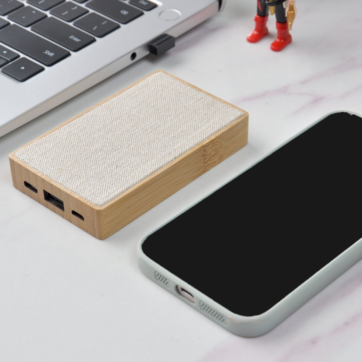 powerbank solaire 5 000 mAh Batterie externe solaire en <strong data-start="1968" data-end="1991">bambou certifié FSC</strong> et chanvre naturel, capacité de 5 000 mAh, panneau solaire 1W, dimensions 103,5 x 63,5 x 16 mm, poids 0,12 kg. Fourni avec câble type C en TPE et manuel dématérialisé. <strong data-start="2160" data-end="2180">Personnalisation</strong> par impression numérique sur une zone de 103,5 x 63,5 x 16 mm. Conditionnement en boîte papier FSC mix.