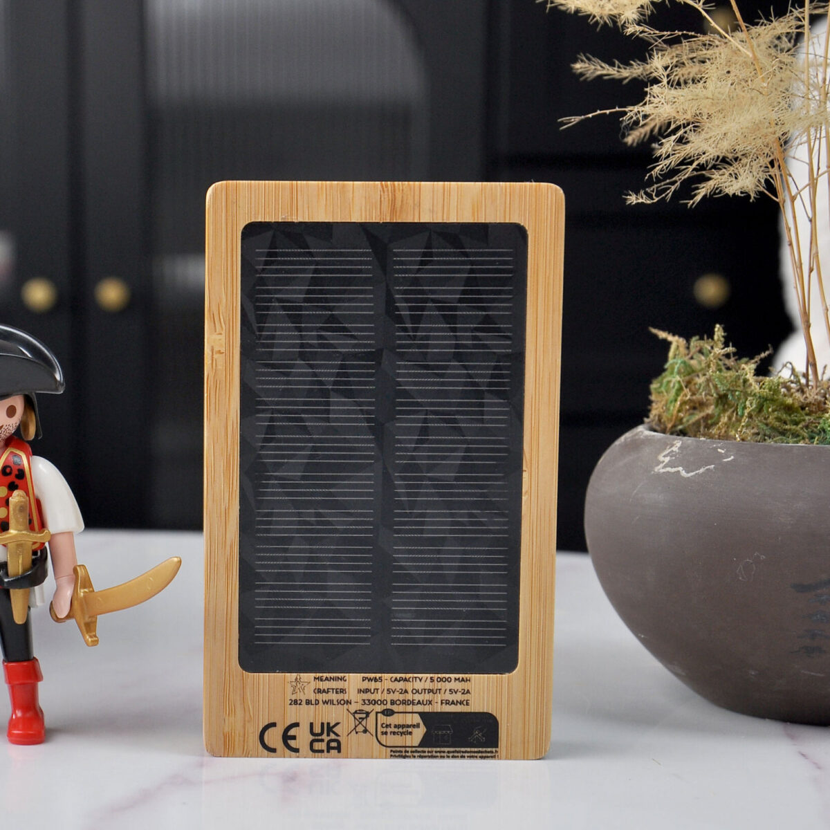 powerbank solaire 5 000 mAh Batterie externe solaire en <strong data-start="1968" data-end="1991">bambou certifié FSC</strong> et chanvre naturel, capacité de 5 000 mAh, panneau solaire 1W, dimensions 103,5 x 63,5 x 16 mm, poids 0,12 kg. Fourni avec câble type C en TPE et manuel dématérialisé. <strong data-start="2160" data-end="2180">Personnalisation</strong> par impression numérique sur une zone de 103,5 x 63,5 x 16 mm. Conditionnement en boîte papier FSC mix.