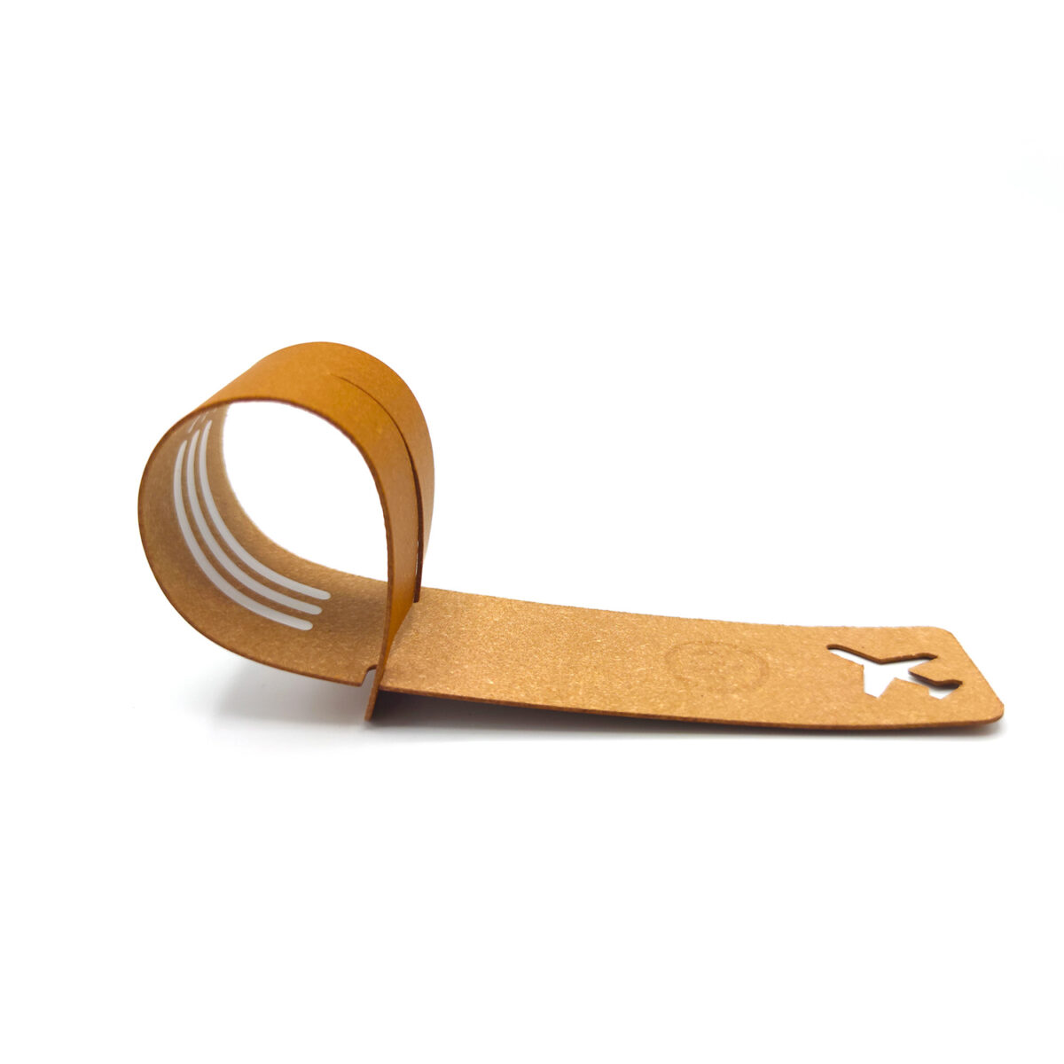 Porte étiquette de bagage en cuir recyclé au format fin et allongé, dimensions 28 x 3,9 x 0,1 cm. Disponible en 11 coloris. Personnalisation possible par embossage, dorure à chaud ou embossage avec étiquette France.