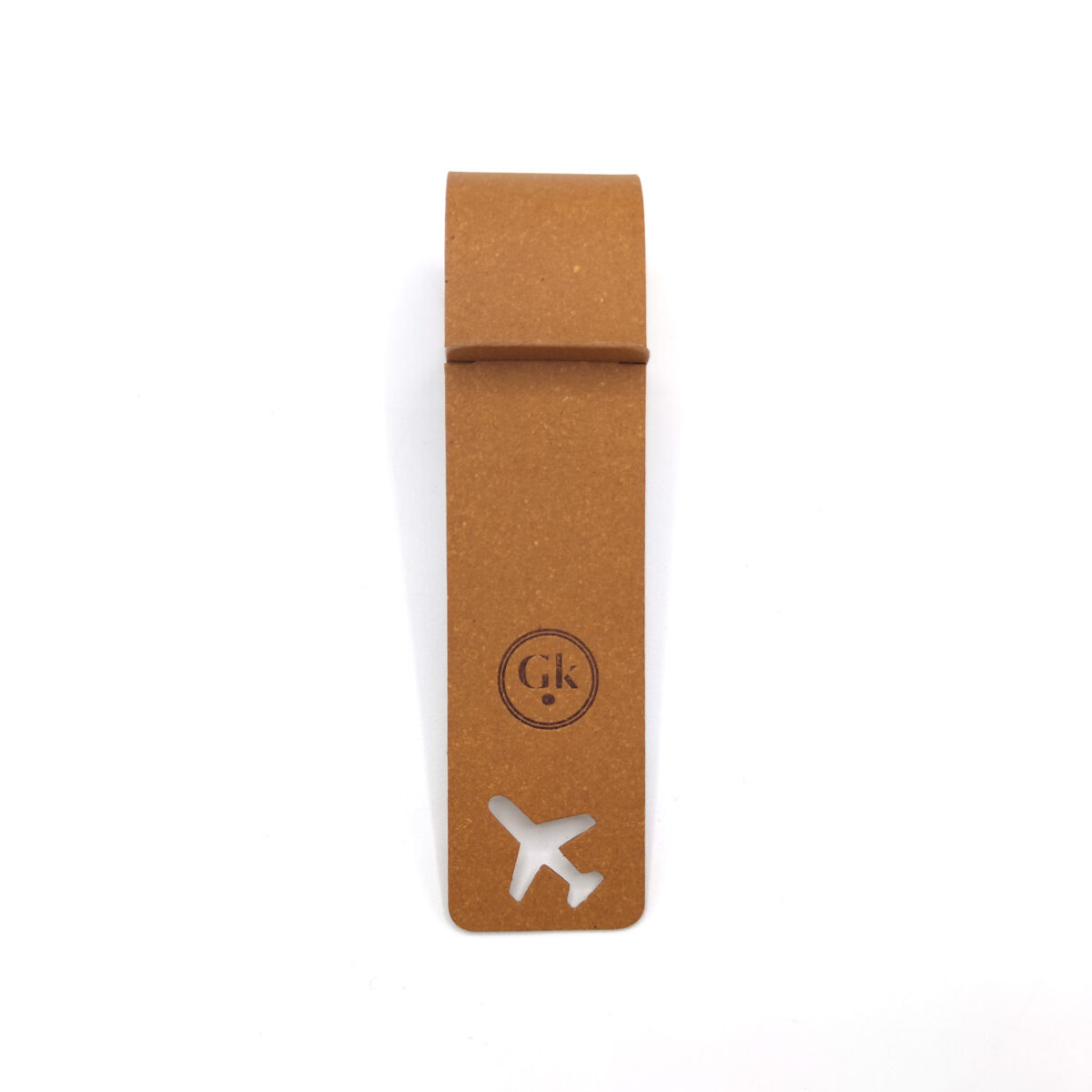 Porte étiquette de bagage en cuir recyclé au format fin et allongé, dimensions 28 x 3,9 x 0,1 cm. Disponible en 11 coloris. Personnalisation possible par embossage, dorure à chaud ou embossage avec étiquette France.