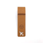 Porte étiquette de bagage en cuir recyclé au format fin et allongé, dimensions 28 x 3,9 x 0,1 cm. Disponible en 11 coloris. Personnalisation possible par embossage, dorure à chaud ou embossage avec étiquette France.