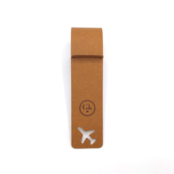 Porte étiquette de bagage en cuir recyclé au format fin et allongé, dimensions 28 x 3,9 x 0,1 cm. Disponible en 11 coloris. Personnalisation possible par embossage, dorure à chaud ou embossage avec étiquette France.