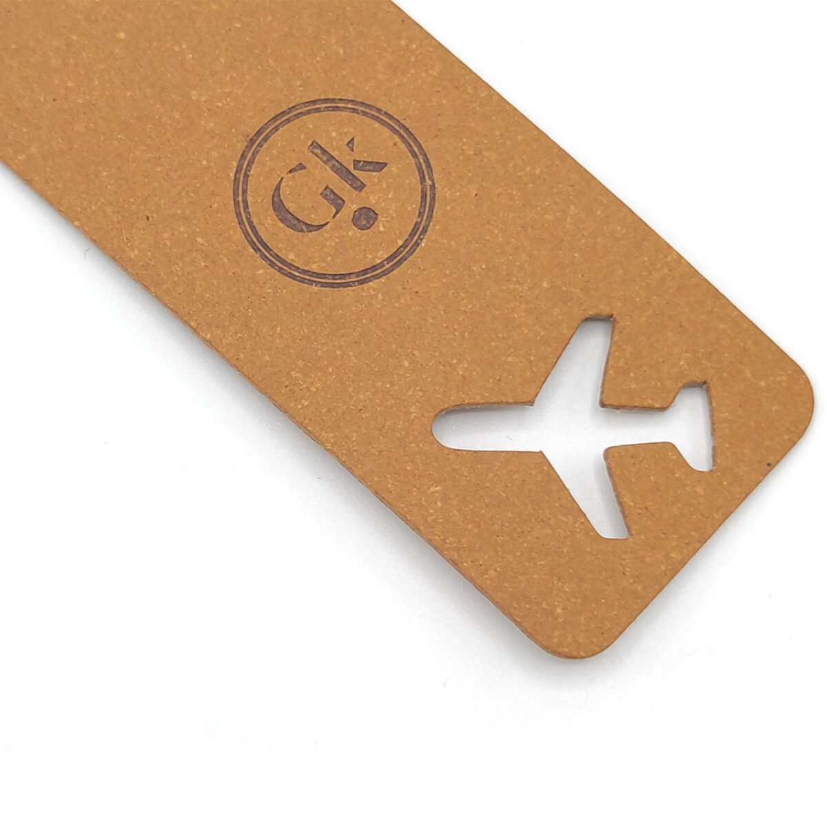 Porte étiquette de bagage en cuir recyclé au format fin et allongé, dimensions 28 x 3,9 x 0,1 cm. Disponible en 11 coloris. Personnalisation possible par embossage, dorure à chaud ou embossage avec étiquette France.