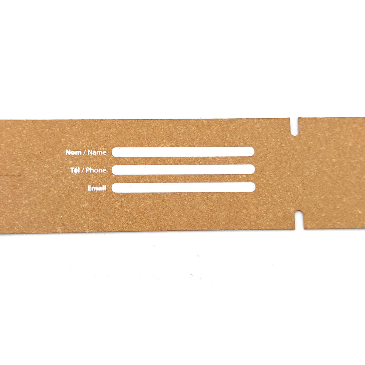 Porte étiquette de bagage en cuir recyclé au format fin et allongé, dimensions 28 x 3,9 x 0,1 cm. Disponible en 11 coloris. Personnalisation possible par embossage, dorure à chaud ou embossage avec étiquette France.
