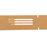 Porte étiquette de bagage en cuir recyclé au format fin et allongé, dimensions 28 x 3,9 x 0,1 cm. Disponible en 11 coloris. Personnalisation possible par embossage, dorure à chaud ou embossage avec étiquette France.