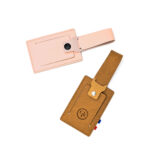 Porte étiquette bagage en cuir recyclé personnalisé modèle 03. Fabriqué en France, 11 couleurs, embossage ou dorure à chaud.