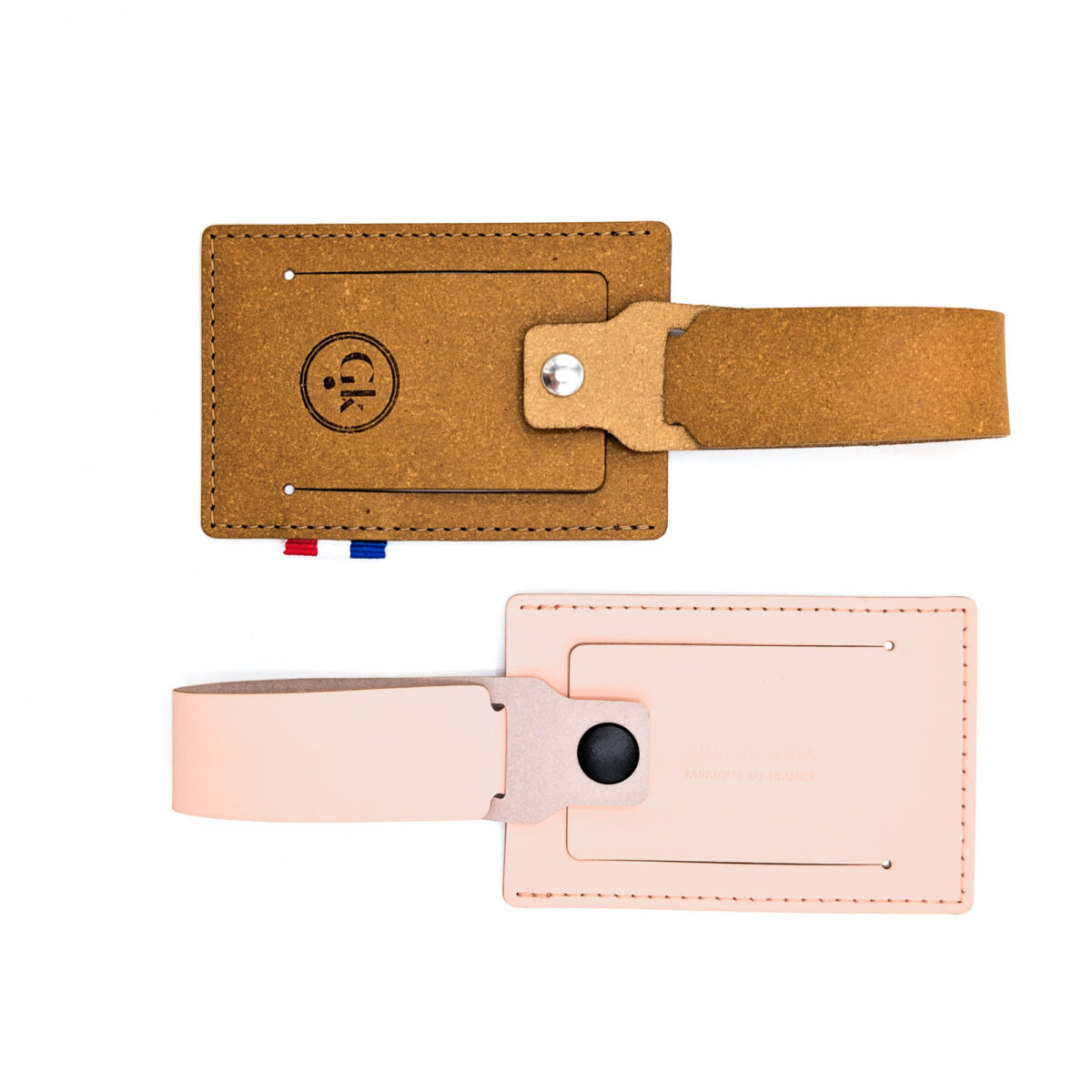 Porte étiquette bagage en cuir recyclé personnalisé modèle 03. Fabriqué en France, 11 couleurs, embossage ou dorure à chaud.