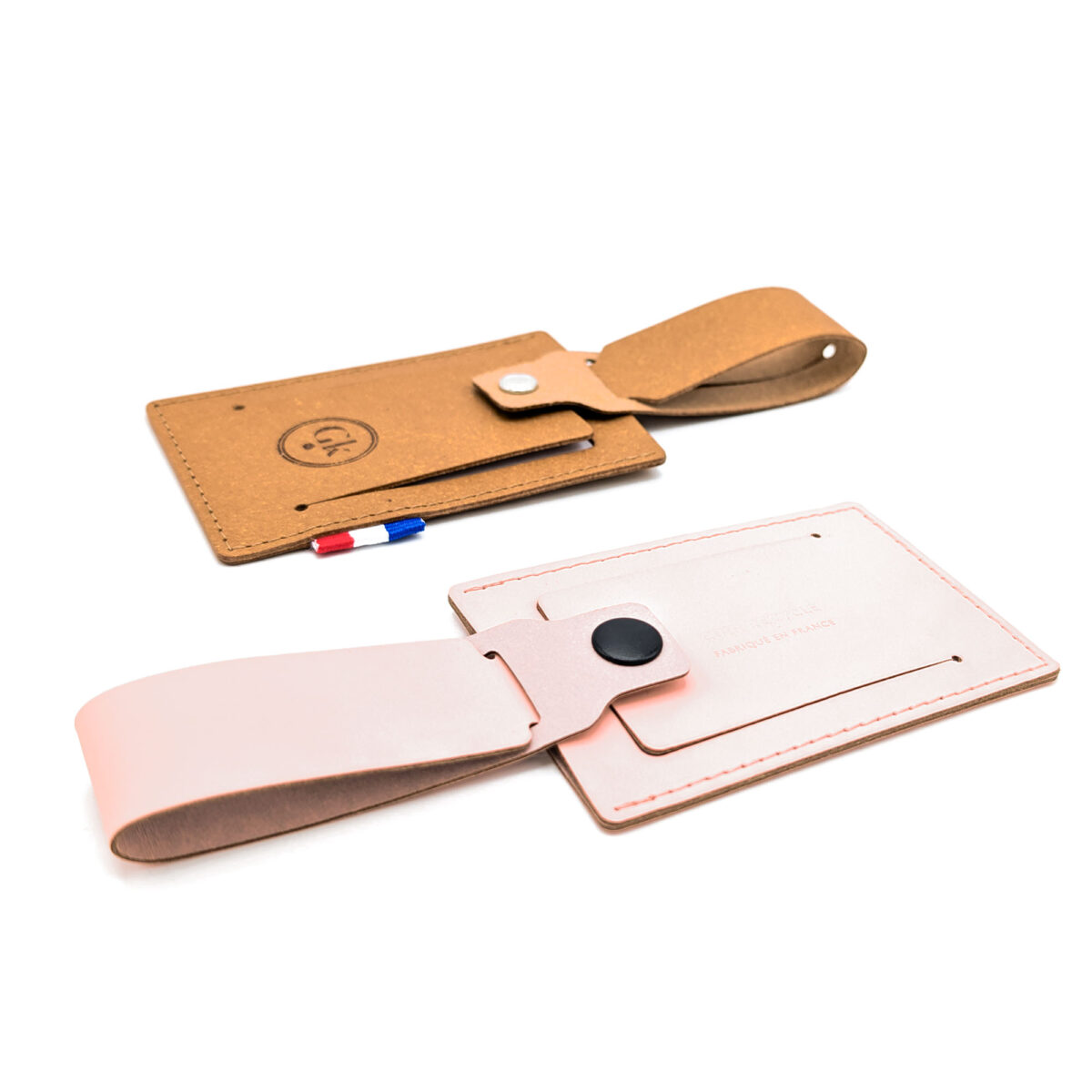 Porte étiquette bagage en cuir recyclé personnalisé modèle 03. Fabriqué en France, 11 couleurs, embossage ou dorure à chaud.