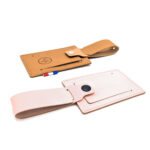 Porte étiquette bagage en cuir recyclé personnalisé modèle 03. Fabriqué en France, 11 couleurs, embossage ou dorure à chaud.