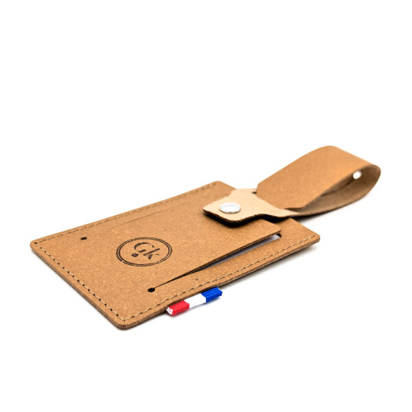 Porte étiquette bagage en cuir recyclé personnalisé modèle 03. Fabriqué en France, 11 couleurs, embossage ou dorure à chaud.