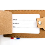 Porte étiquette bagage en cuir recyclé personnalisé modèle 03. Fabriqué en France, 11 couleurs, embossage ou dorure à chaud.