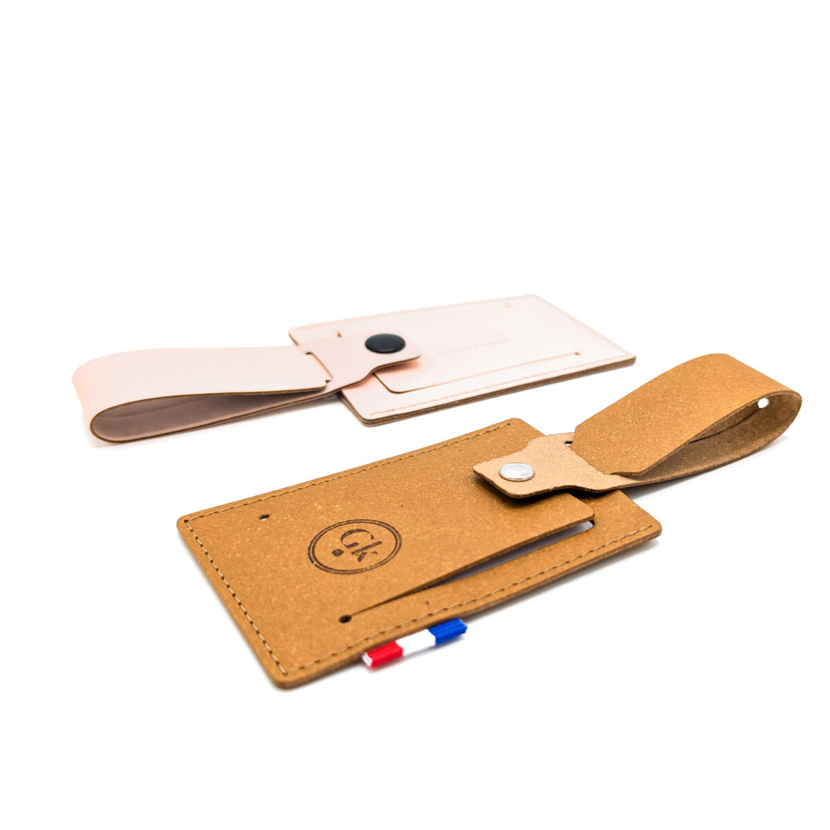 Porte étiquette bagage en cuir recyclé personnalisé modèle 03. Fabriqué en France, 11 couleurs, embossage ou dorure à chaud.