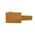 Porte étiquette bagage en cuir recyclé personnalisé modèle 03. Fabriqué en France, 11 couleurs, embossage ou dorure à chaud.
