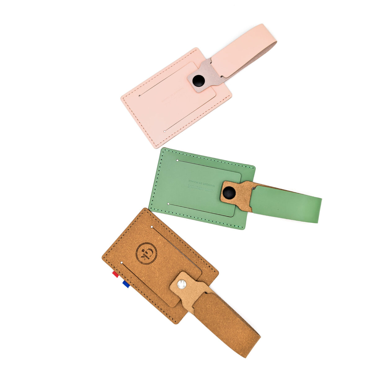Porte étiquette de bagage en cuir recyclé <strong data-start="159" data-end="207" data-is-only-node="">Porte étiquette de bagage en cuir recyclé </strong>au format rectangle, dimensions 26,3 x 5,5 x 0,2 cm. Disponible en 11 coloris. Personnalisation par embossage, dorure à chaud ou embossage avec étiquette France. Fabrication française.
