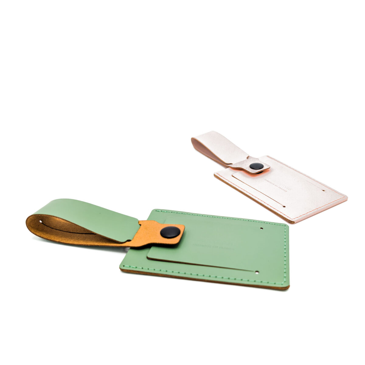Porte étiquette de bagage en cuir recyclé <strong data-start="159" data-end="207" data-is-only-node="">Porte étiquette de bagage en cuir recyclé </strong>au format rectangle, dimensions 26,3 x 5,5 x 0,2 cm. Disponible en 11 coloris. Personnalisation par embossage, dorure à chaud ou embossage avec étiquette France. Fabrication française.