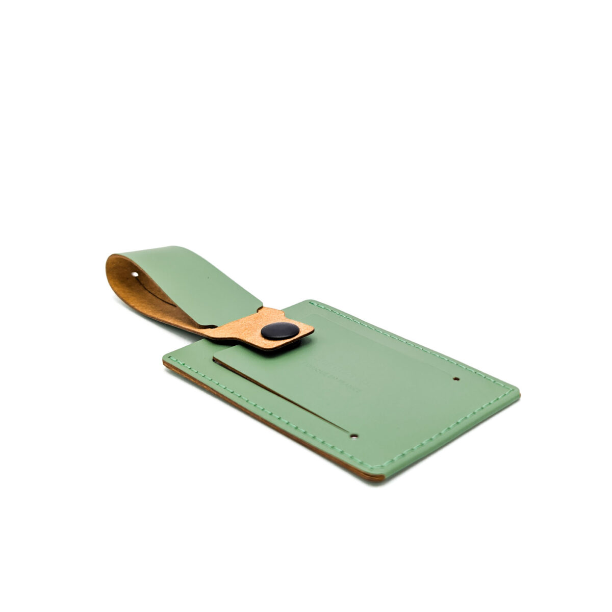 Porte étiquette de bagage en cuir recyclé <strong data-start="159" data-end="207" data-is-only-node="">Porte étiquette de bagage en cuir recyclé </strong>au format rectangle, dimensions 26,3 x 5,5 x 0,2 cm. Disponible en 11 coloris. Personnalisation par embossage, dorure à chaud ou embossage avec étiquette France. Fabrication française.