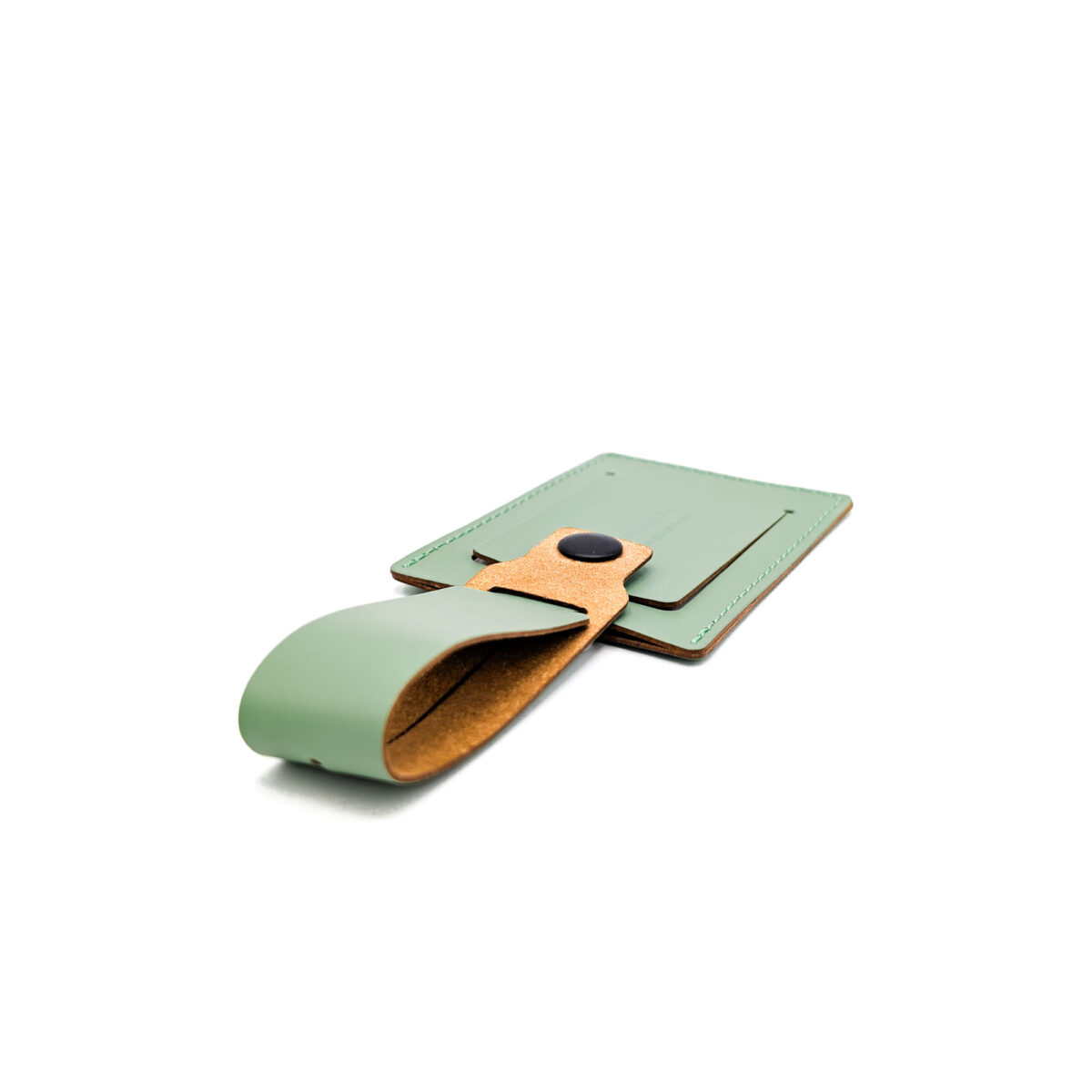 Porte étiquette de bagage en cuir recyclé <strong data-start="159" data-end="207" data-is-only-node="">Porte étiquette de bagage en cuir recyclé </strong>au format rectangle, dimensions 26,3 x 5,5 x 0,2 cm. Disponible en 11 coloris. Personnalisation par embossage, dorure à chaud ou embossage avec étiquette France. Fabrication française.