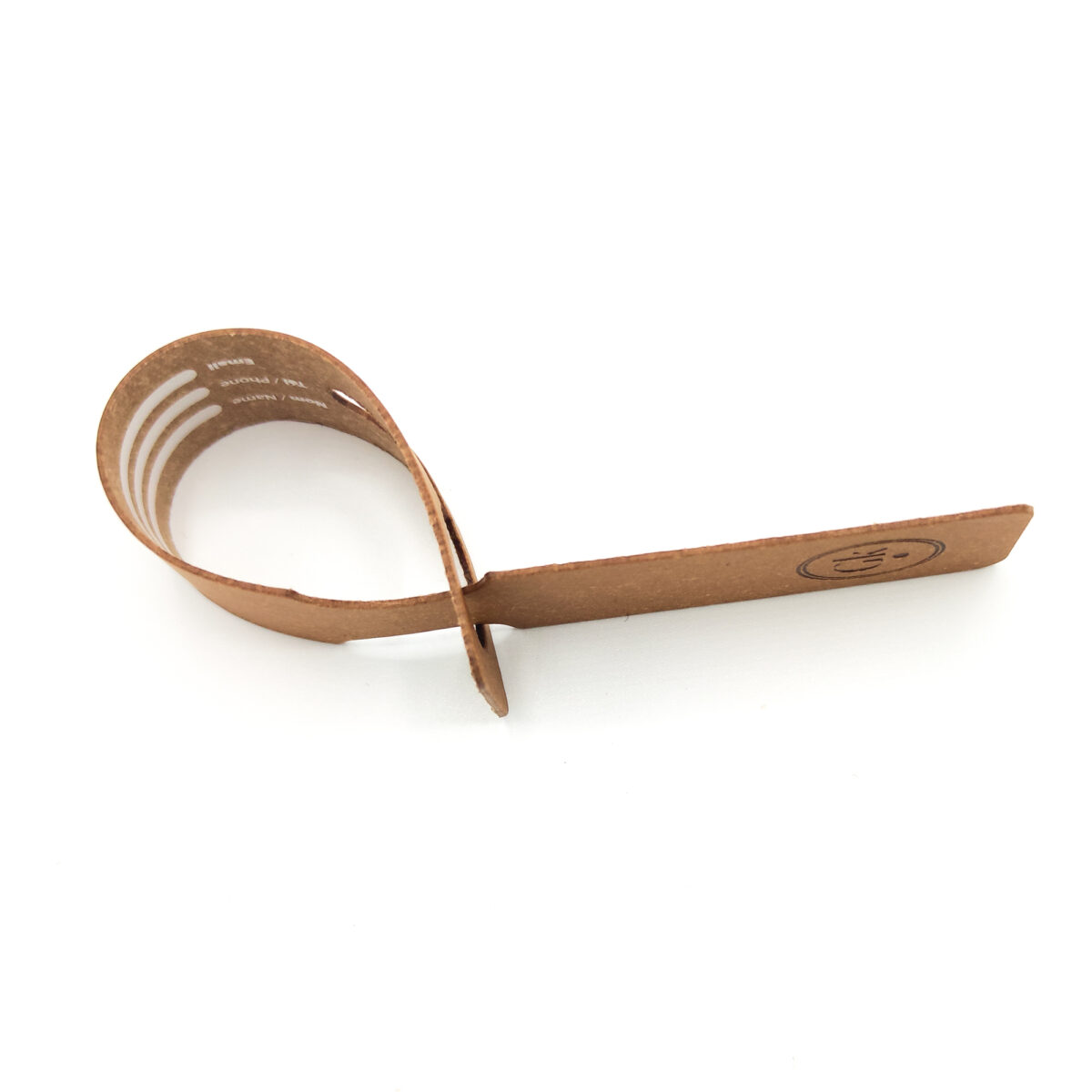 porte étiquette de bagage en cuir recyclé <strong data-start="1517" data-end="1562">Porte étiquette de bagage en cuir recyclé</strong> au format 21 x 3 x 0,1 cm. Fabriqué en cuir recyclé, il est disponible en plusieurs coloris. Techniques de personnalisation possibles : embossage ou dorure à chaud.