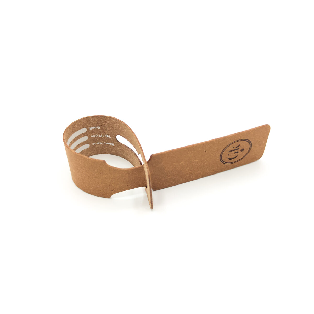 porte étiquette de bagage en cuir recyclé <strong data-start="1517" data-end="1562">Porte étiquette de bagage en cuir recyclé</strong> au format 21 x 3 x 0,1 cm. Fabriqué en cuir recyclé, il est disponible en plusieurs coloris. Techniques de personnalisation possibles : embossage ou dorure à chaud.
