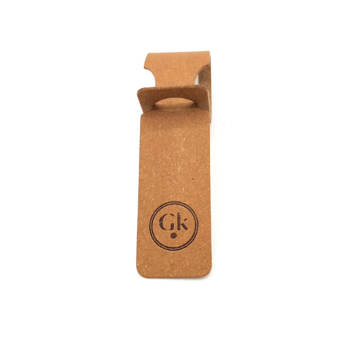 porte étiquette de bagage en cuir recyclé <strong data-start="1517" data-end="1562">Porte étiquette de bagage en cuir recyclé</strong> au format 21 x 3 x 0,1 cm. Fabriqué en cuir recyclé, il est disponible en plusieurs coloris. Techniques de personnalisation possibles : embossage ou dorure à chaud.