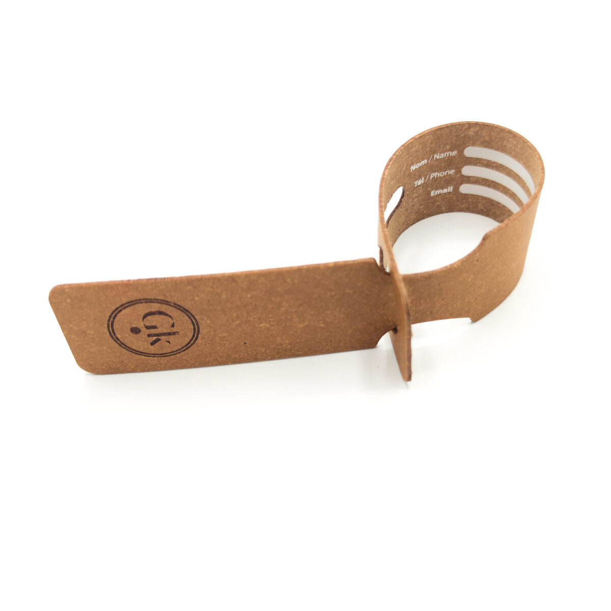 porte étiquette de bagage en cuir recyclé <strong data-start="1517" data-end="1562">Porte étiquette de bagage en cuir recyclé</strong> au format 21 x 3 x 0,1 cm. Fabriqué en cuir recyclé, il est disponible en plusieurs coloris. Techniques de personnalisation possibles : embossage ou dorure à chaud.