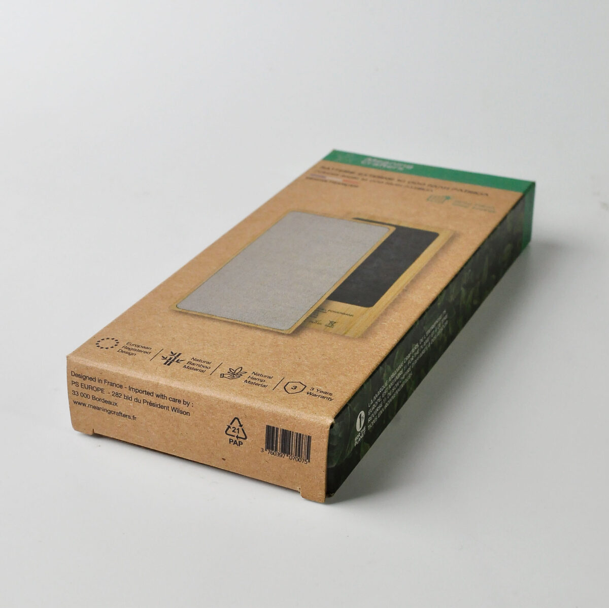 powerbank solaire personnalisable Batterie externe solaire en <strong data-start="1975" data-end="1998">bambou certifié FSC</strong> et chanvre naturel, capacité de 10 000 mAh avec panneau solaire 1W, dimensions 159 x 73,5 x 20 mm, poids de 0,25 kg. Fourni avec câble type C en TPE et manuel dématérialisé. <strong data-start="2173" data-end="2193">Personnalisation</strong> par impression numérique sur une zone de 159 x 73,5 x 20 mm. Conditionnement en boîte papier FSC mix.