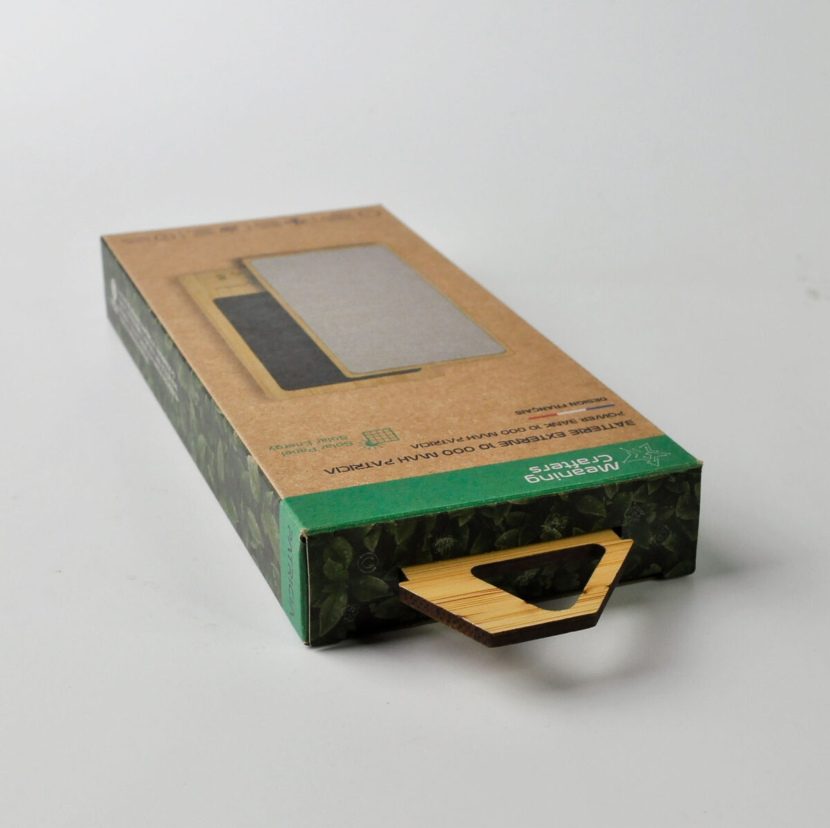 powerbank solaire personnalisable Batterie externe solaire en <strong data-start="1975" data-end="1998">bambou certifié FSC</strong> et chanvre naturel, capacité de 10 000 mAh avec panneau solaire 1W, dimensions 159 x 73,5 x 20 mm, poids de 0,25 kg. Fourni avec câble type C en TPE et manuel dématérialisé. <strong data-start="2173" data-end="2193">Personnalisation</strong> par impression numérique sur une zone de 159 x 73,5 x 20 mm. Conditionnement en boîte papier FSC mix.