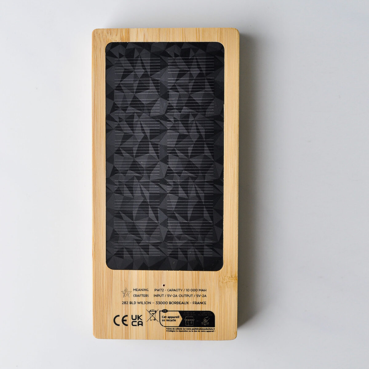 powerbank solaire personnalisable Batterie externe solaire en <strong data-start="1975" data-end="1998">bambou certifié FSC</strong> et chanvre naturel, capacité de 10 000 mAh avec panneau solaire 1W, dimensions 159 x 73,5 x 20 mm, poids de 0,25 kg. Fourni avec câble type C en TPE et manuel dématérialisé. <strong data-start="2173" data-end="2193">Personnalisation</strong> par impression numérique sur une zone de 159 x 73,5 x 20 mm. Conditionnement en boîte papier FSC mix.