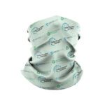 Le cache cou en RPET personnalisable est un accessoire multifonction qui s’adapte à divers usages grâce à sa matière extensible et légère. Il peut être porté comme bandeau, bracelet, cagoule ou mouchoir, offrant une grande polyvalence au quotidien.