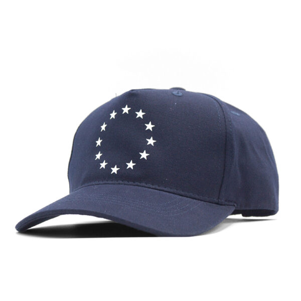 Casquette Trucker en coton bio 280 g/m², coupe 5 pans avec front carré et visière incurvée. Dimensions 21 x 17 x 11 cm, taille unique. Personnalisation par broderie ou broderie 3D sur une zone de 40 x 80 mm. Plus de 30 coloris Pantone disponibles. Fabrication française à Montpellier.