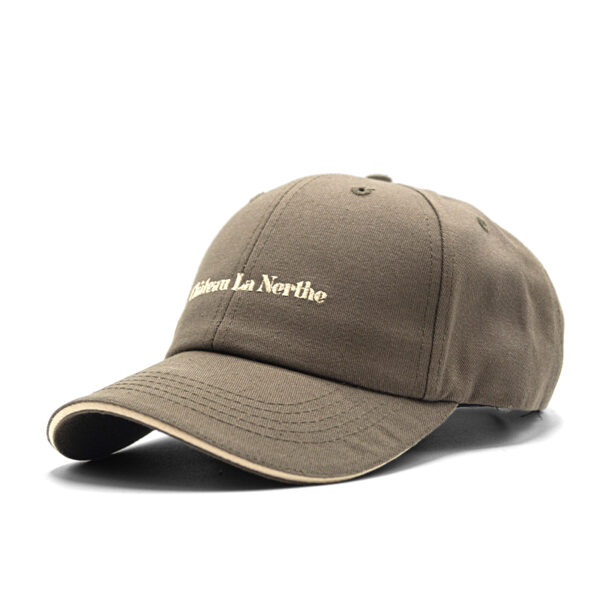 Casquette haut de gamme en coton bio 280 g/m², coupe 6 pans avec visière incurvée et ligne sandwich contrastée. Taille unique, dimensions 21 x 17 x 11 cm. Personnalisation par broderie ou broderie 3D (zone 40 x 80 mm). Plus de 30 coloris Pantone disponibles. Fabrication française.