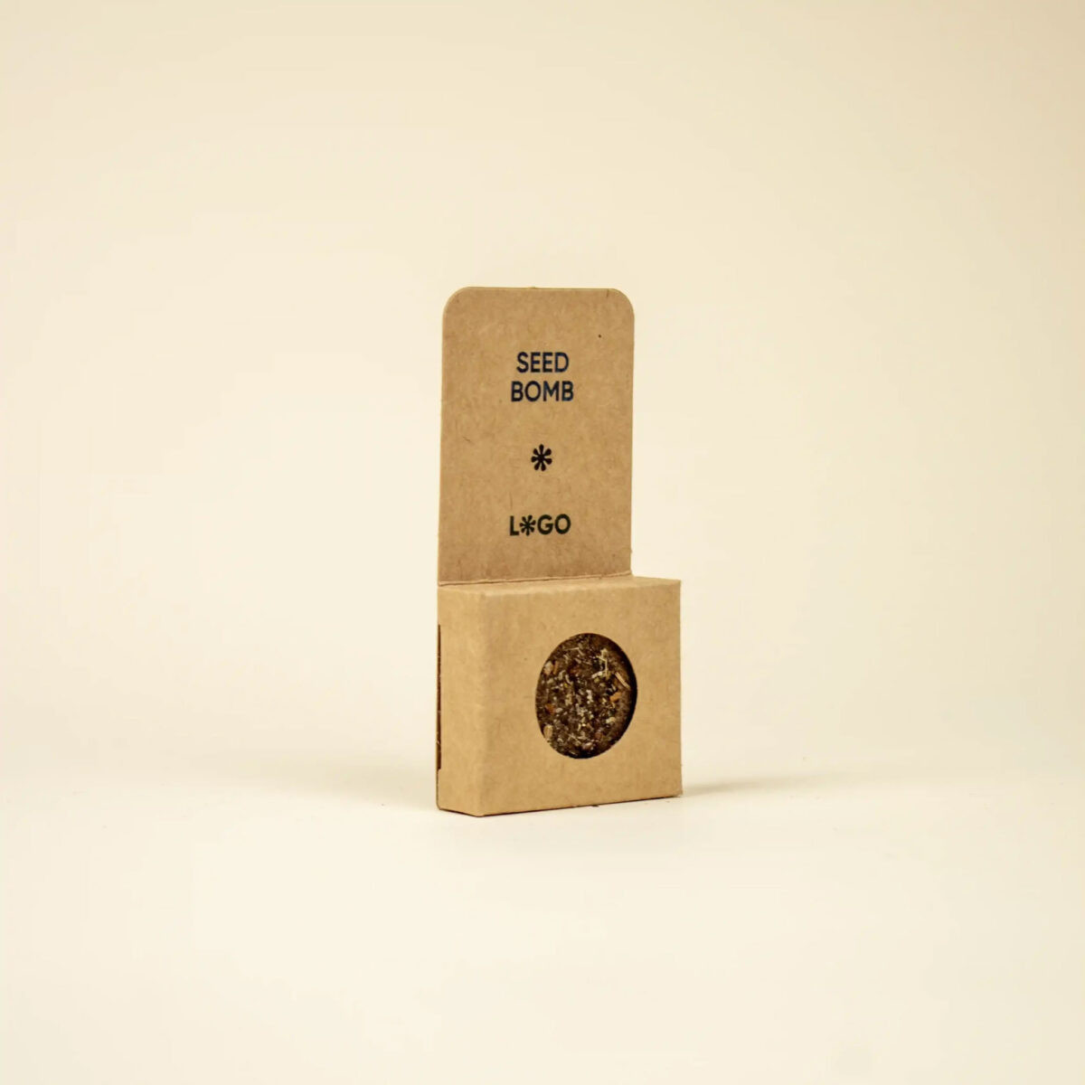 bombe à fleurs personnalisable <strong data-start="224" data-end="242">Bombe à fleurs</strong> composée de terre, argile et graines de fleurs sauvages, présentée dans un blister en carton kraft ou blanc au format 9,5 × 4,5 × 1,5 cm. Le blister, d’un grammage de 300 g/m², contient une bombe de 3 cm de diamètre pour un poids total de 71 g. Personnalisation en impression numérique quadri sur les faces recto/verso du blister (70 x 70 mm).