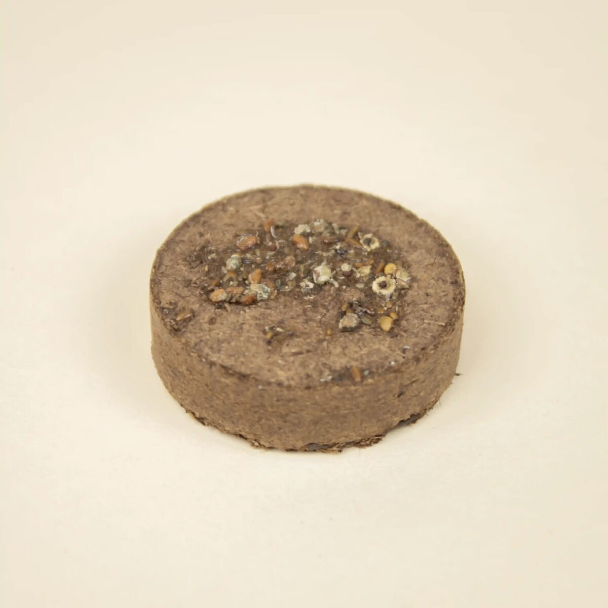 bombe à fleurs personnalisable <strong data-start="224" data-end="242">Bombe à fleurs</strong> composée de terre, argile et graines de fleurs sauvages, présentée dans un blister en carton kraft ou blanc au format 9,5 × 4,5 × 1,5 cm. Le blister, d’un grammage de 300 g/m², contient une bombe de 3 cm de diamètre pour un poids total de 71 g. Personnalisation en impression numérique quadri sur les faces recto/verso du blister (70 x 70 mm).