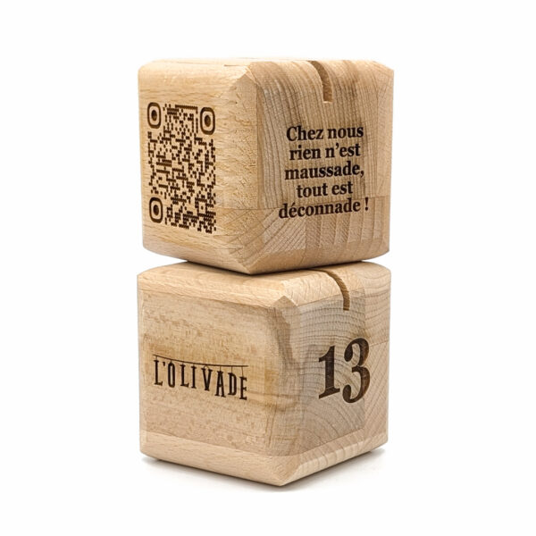 QR Cube en bois personnalisable <strong data-start="371" data-end="399">Cube en bois de hêtre</strong>, personnalisable par <strong data-start="421" data-end="438">gravure laser</strong> sur <strong data-start="443" data-end="458">1 à 4 faces</strong> (<strong data-start="460" data-end="502">zone de marquage : 35 x 35 mm par face</strong>). Dimensions : 60 x 60 x 60 mm – Poids : 230g – <strong data-start="559" data-end="595">Fabriqué en France (Montpellier)</strong>.