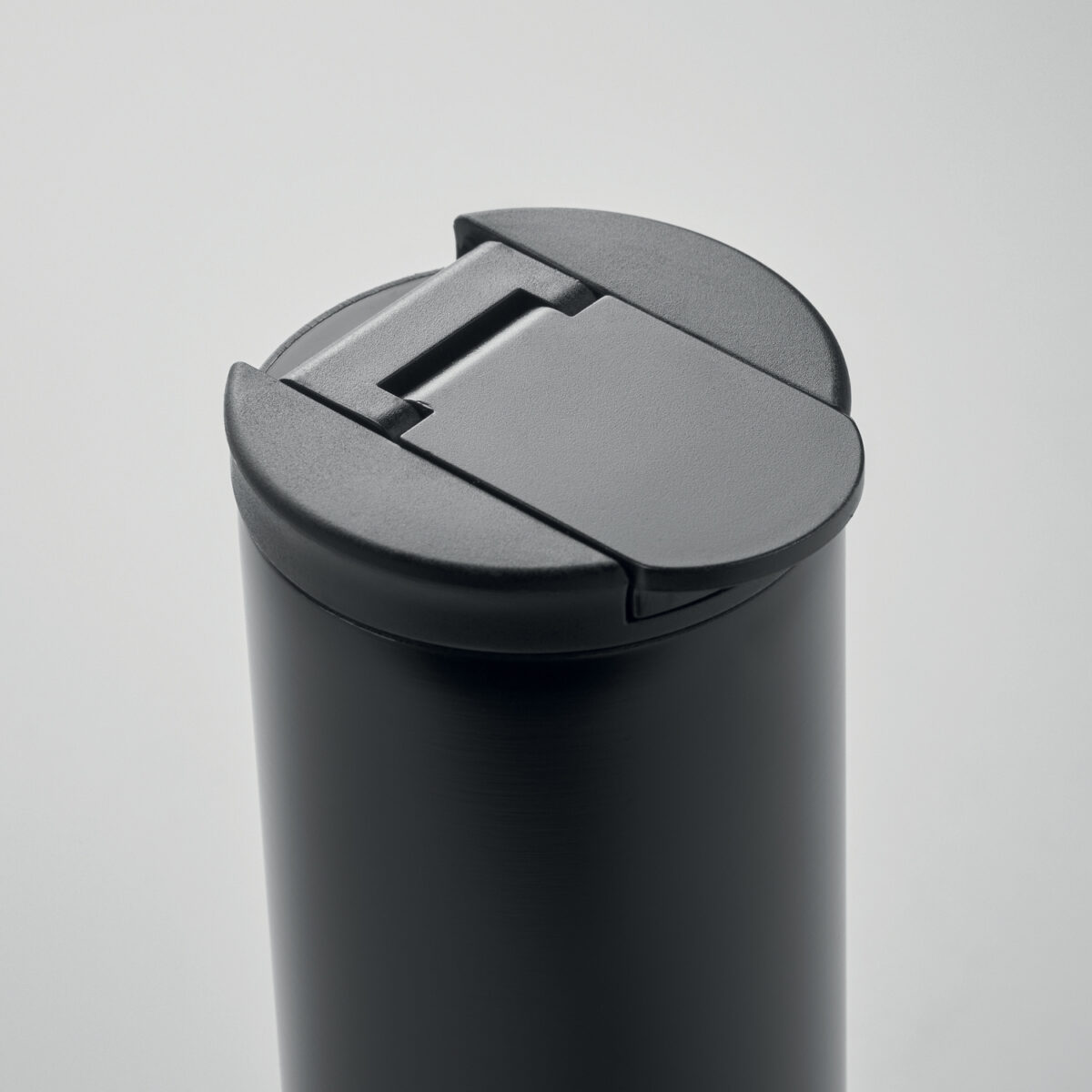 Bouteille Isotherme en Acier Inoxydable Durable pour un Quotidien Écologique <strong data-start="268" data-end="295">Mug en acier inoxydable</strong> à double paroi avec isolation à vide, contenance de 330 ml. Dimensions Ø6,5 x 16,5 cm pour un poids de 0,218 kg. Personnalisation possible par impression numérique 360° (214 x 120 mm), gravure laser 360° (214 x 120 mm), sérigraphie circulaire (170 x 90 mm) ou gravure laser frontale (30 x 60 mm).