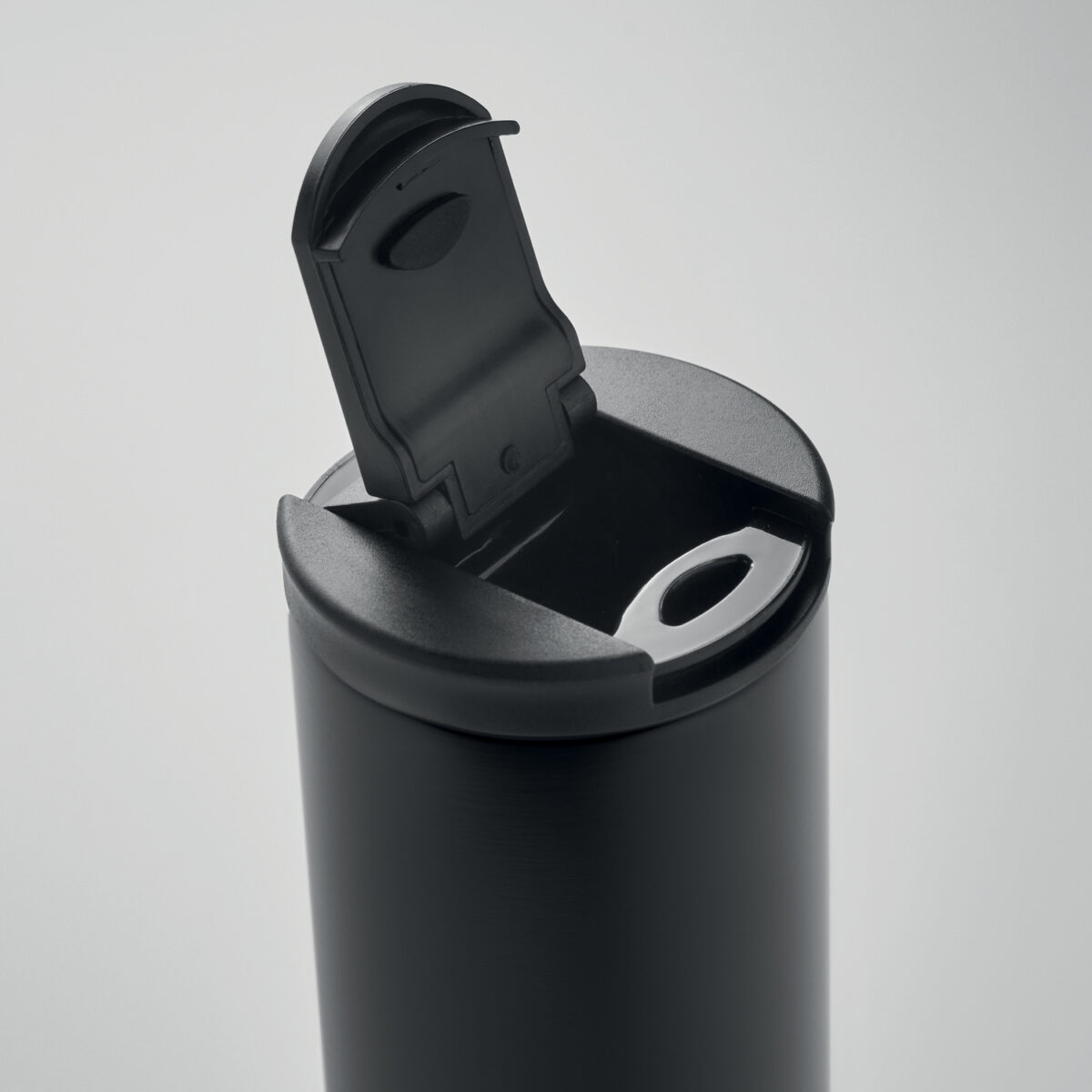 Bouteille Isotherme en Acier Inoxydable Durable pour un Quotidien Écologique <strong data-start="268" data-end="295">Mug en acier inoxydable</strong> à double paroi avec isolation à vide, contenance de 330 ml. Dimensions Ø6,5 x 16,5 cm pour un poids de 0,218 kg. Personnalisation possible par impression numérique 360° (214 x 120 mm), gravure laser 360° (214 x 120 mm), sérigraphie circulaire (170 x 90 mm) ou gravure laser frontale (30 x 60 mm).