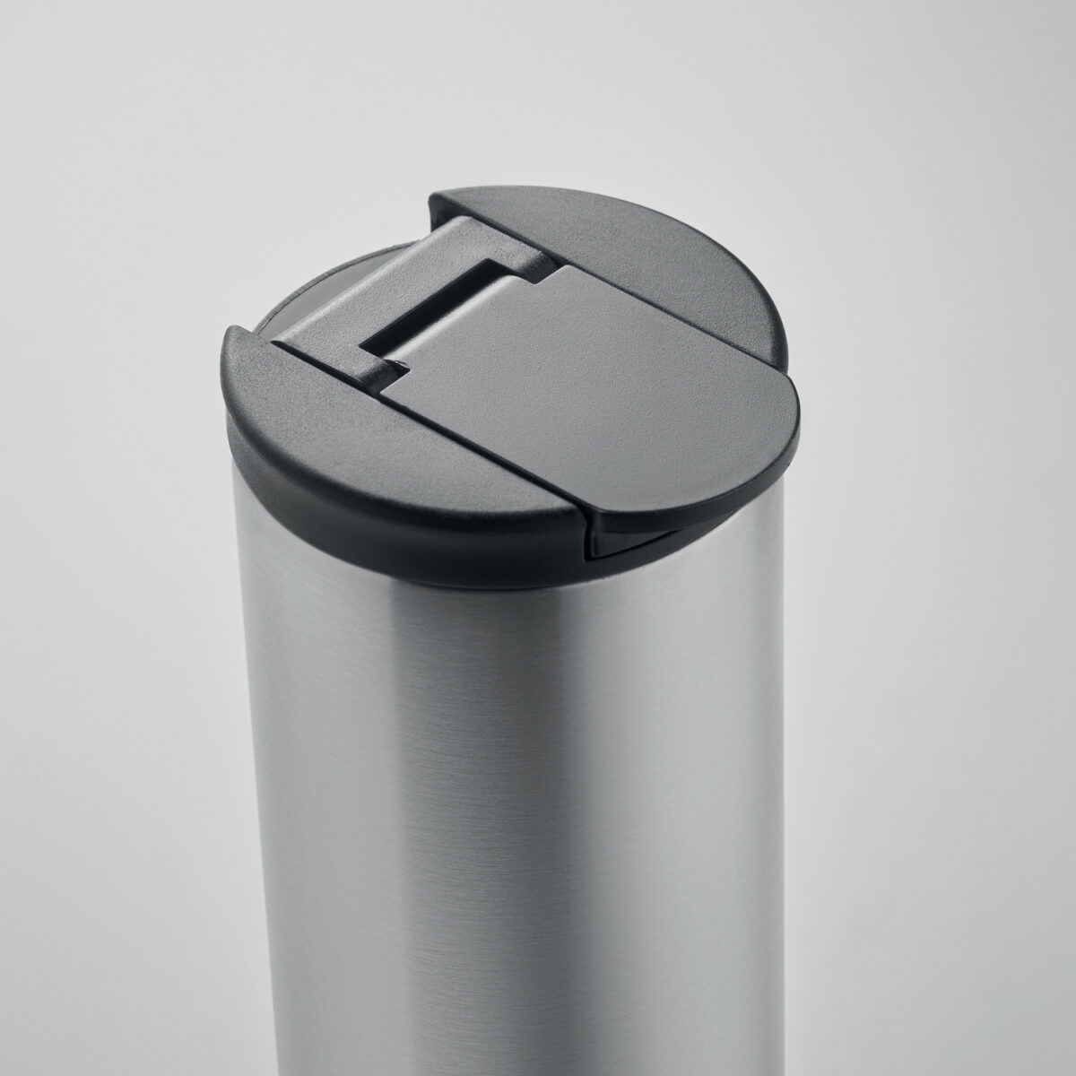 Bouteille Isotherme en Acier Inoxydable Durable pour un Quotidien Écologique <strong data-start="268" data-end="295">Mug en acier inoxydable</strong> à double paroi avec isolation à vide, contenance de 330 ml. Dimensions Ø6,5 x 16,5 cm pour un poids de 0,218 kg. Personnalisation possible par impression numérique 360° (214 x 120 mm), gravure laser 360° (214 x 120 mm), sérigraphie circulaire (170 x 90 mm) ou gravure laser frontale (30 x 60 mm).
