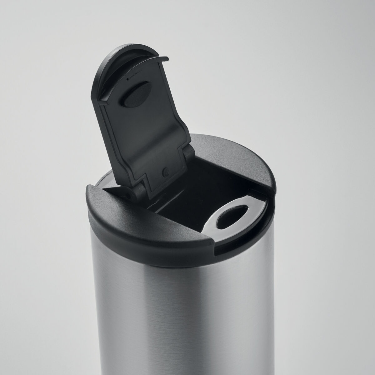 Bouteille Isotherme en Acier Inoxydable Durable pour un Quotidien Écologique <strong data-start="268" data-end="295">Mug en acier inoxydable</strong> à double paroi avec isolation à vide, contenance de 330 ml. Dimensions Ø6,5 x 16,5 cm pour un poids de 0,218 kg. Personnalisation possible par impression numérique 360° (214 x 120 mm), gravure laser 360° (214 x 120 mm), sérigraphie circulaire (170 x 90 mm) ou gravure laser frontale (30 x 60 mm).