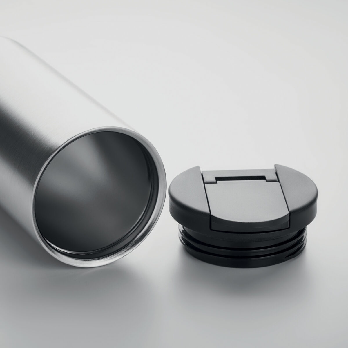Bouteille Isotherme en Acier Inoxydable Durable pour un Quotidien Écologique <strong data-start="268" data-end="295">Mug en acier inoxydable</strong> à double paroi avec isolation à vide, contenance de 330 ml. Dimensions Ø6,5 x 16,5 cm pour un poids de 0,218 kg. Personnalisation possible par impression numérique 360° (214 x 120 mm), gravure laser 360° (214 x 120 mm), sérigraphie circulaire (170 x 90 mm) ou gravure laser frontale (30 x 60 mm).
