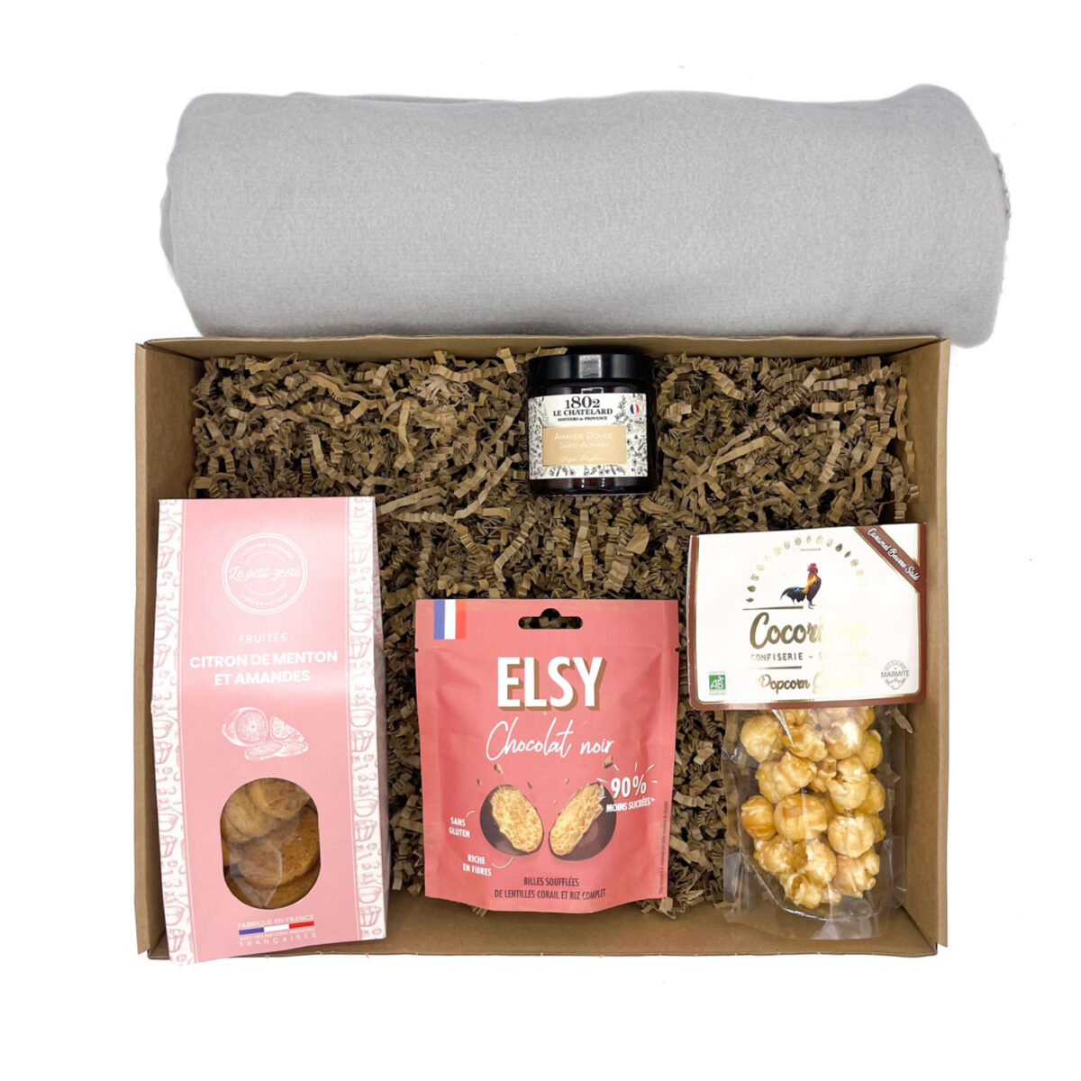 Un coffret chaleureux pour illuminer les fêtes : plaid moelleux, bougie parfumée, sablés fruités, popcorn caramel beurre salé et billes de chocolat Elsy. Tout ce qu’il faut pour une soirée cosy et gourmande.