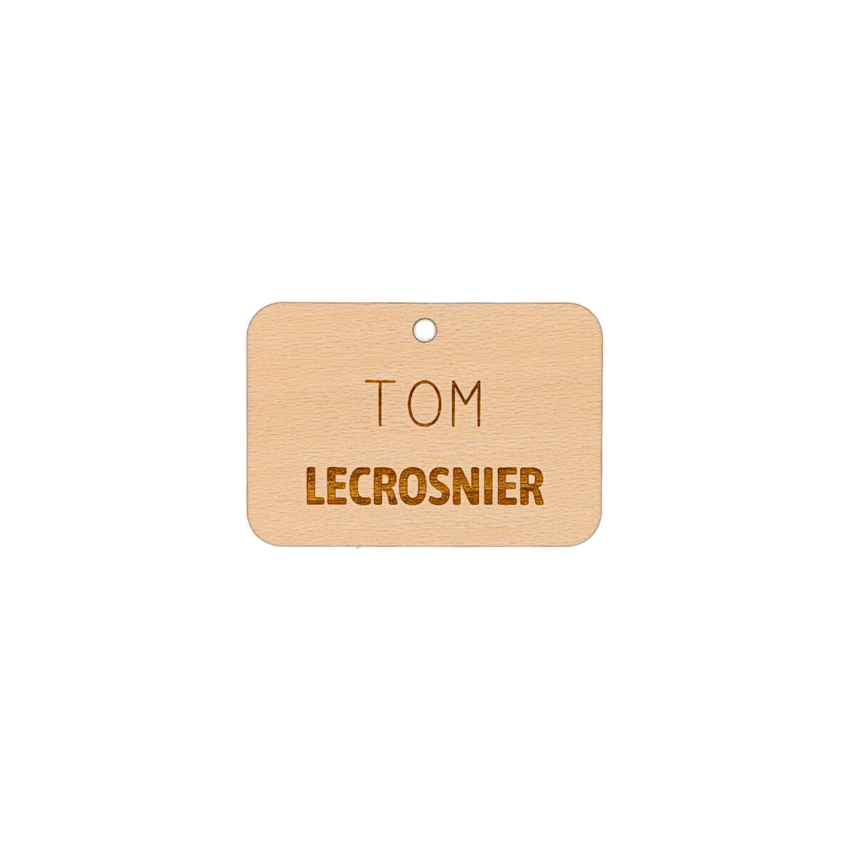 badge en bois personnalisé <strong data-start="1022" data-end="1039">Badge en bois</strong> de bouleau, format 80 x 55 mm, épaisseur 1 mm. Léger et rigide. Personnalisable par gravure laser recto ou recto/verso, ou impression numérique quadri. Zone de marquage : 80 x 55 mm.