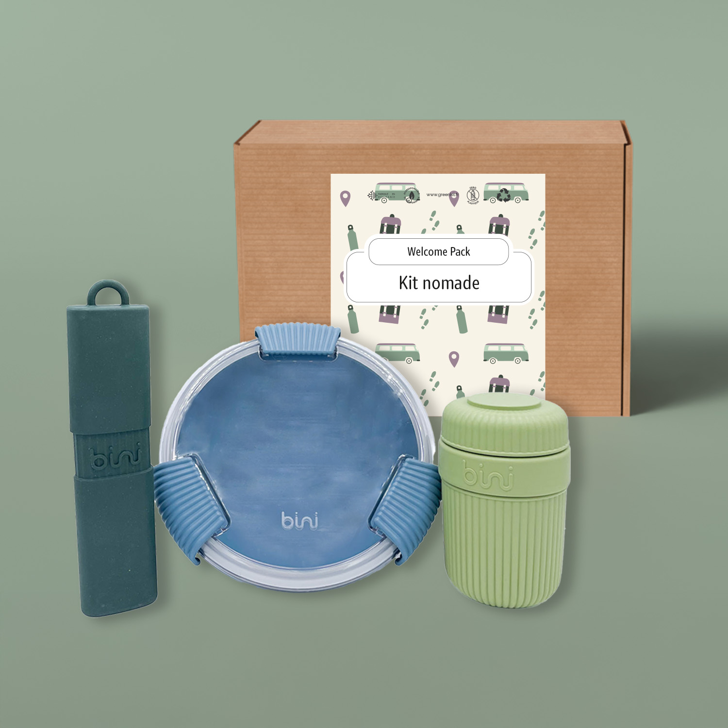 CG00018_KIT NOMADE_MOCK UP coffret bini personnalisé Coffret <b>100% Nomade</b> composé de produits de la marque <b>Bini</b> : un set de <b>couverts nomades</b>, une <b>lunch box nomade</b> et un <b>mug nomade coloré fabriqué en France</b>, chaque article personnalisable par <b>gravure laser</b>. Un <b>coffret cadeau entreprise</b> pratique et durable, idéal en <b>welcome pack d’entreprise</b> ou <b>coffret Bini personnalisé</b> pour les collaborateurs en mobilité.