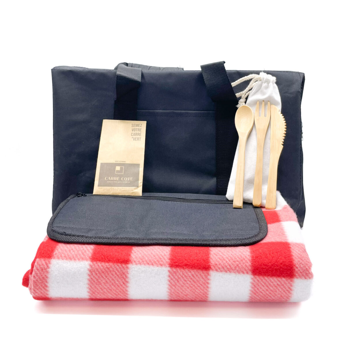 coffret entreprise nature picnic Coffret cadeau entreprise <b>Passion Picnic</b> composé d’une couverture de pique-nique pliable en polaire <b>RPET 150 g/m²</b>, de <b>couverts nomades en inox et bois</b>, d’un <b>sachet de graines kraft</b> et d’un <b>sac isotherme en polyester RPET</b>. Personnalisation en <b>sérigraphie 1 couleur</b> sur la couverture, les couverts et le sac isotherme, et en <b>impression numérique</b> sur le sachet de graines. Étiquette imprimée en France avec <b>encres végétales</b>, coffret assemblé à Montpellier dans nos ateliers ou en ESAT, idéal comme <b>coffret cadeau entreprise</b> et <b>welcome pack</b> autour du pique-nique.