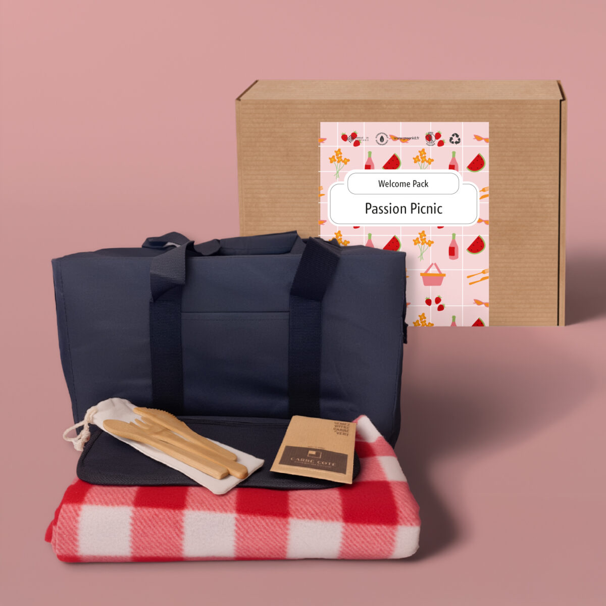 coffret entreprise nature picnic Coffret cadeau entreprise <b>Passion Picnic</b> composé d’une couverture de pique-nique pliable en polaire <b>RPET 150 g/m²</b>, de <b>couverts nomades en inox et bois</b>, d’un <b>sachet de graines kraft</b> et d’un <b>sac isotherme en polyester RPET</b>. Personnalisation en <b>sérigraphie 1 couleur</b> sur la couverture, les couverts et le sac isotherme, et en <b>impression numérique</b> sur le sachet de graines. Étiquette imprimée en France avec <b>encres végétales</b>, coffret assemblé à Montpellier dans nos ateliers ou en ESAT, idéal comme <b>coffret cadeau entreprise</b> et <b>welcome pack</b> autour du pique-nique.