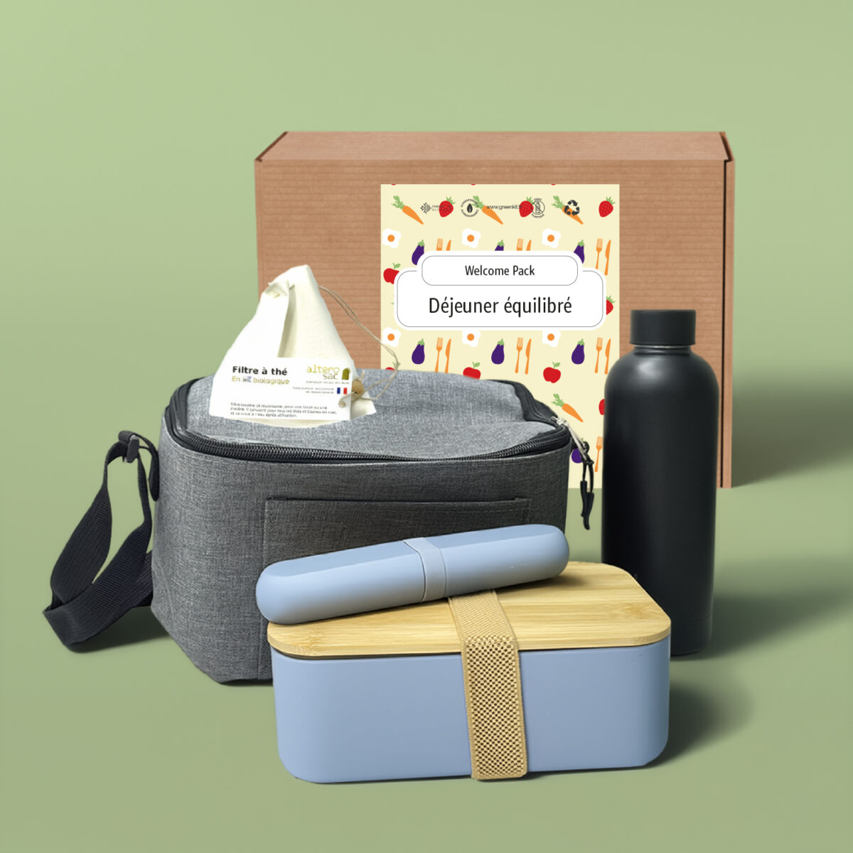 welcome pack déjeuner Coffret cadeau entreprise <b>Le déjeuner équilibré</b> composé d’une <b>boîte à lunch en maïs 100% PLA</b>, d’un <b>sac isotherme en RPET</b> et d’un <b>set de couverts réutilisables avec étui en PLA de maïs</b>. Personnalisation possible en <b>gravure laser</b> sur la lunch box, en <b>sérigraphie 1 couleur</b> sur le sac isotherme et en <b>tampographie 1 couleur</b> sur les couverts. Étiquette imprimée en France avec <b>encres végétales</b>, coffret assemblé à <b>Montpellier</b> dans nos ateliers ou en <b>ESAT</b>.