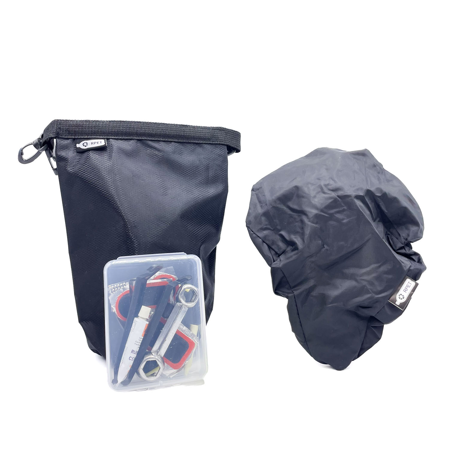 Welcome pack <b>mobilité douce</b> pensé pour les <b>welcome packs d’entreprise</b>, dédié aux déplacements à vélo. Coffret prêt à offrir composé d’un <b>sac étanche en PET recyclé 1,5 L</b>, d’un <b>kit de réparation de vélo</b> et d’une <b>housse de selle en PET recyclé</b>. Personnalisation possible par <b>étiquette numérique quadri</b>, <b>sérigraphie 1 couleur</b> ou <b>tampographie 1 couleur</b>, avec zones de marquage prévues selon les produits.